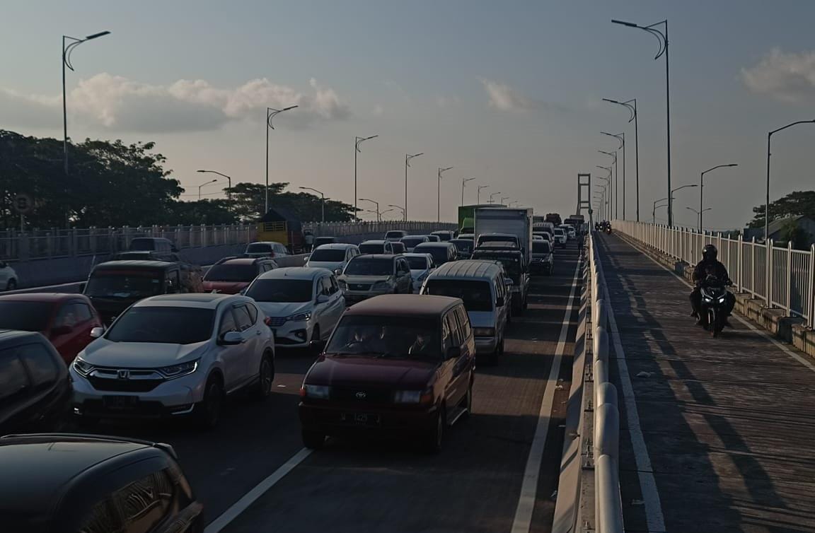 Macet di Bentang Tengah Suramadu