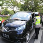 Srikandi Polda Jatim Berikan Masker dan Sembako di Bangkalan