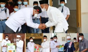 Bupati Fauzi Gerilya Ponpes Serahkan Bantuan Beras ASN Sumenep
