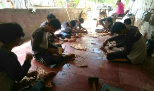 Pemkab Sumenep Gelar Pelatihan Mengukir untuk Santri dan Pemuda