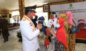 Usai Upacara Bendera, Bupati Fauzi Bertemu Orang-orang Ini