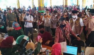 Ribuan Pelajar Bangkalan Berjubel Ikut Vaksin Covid-19