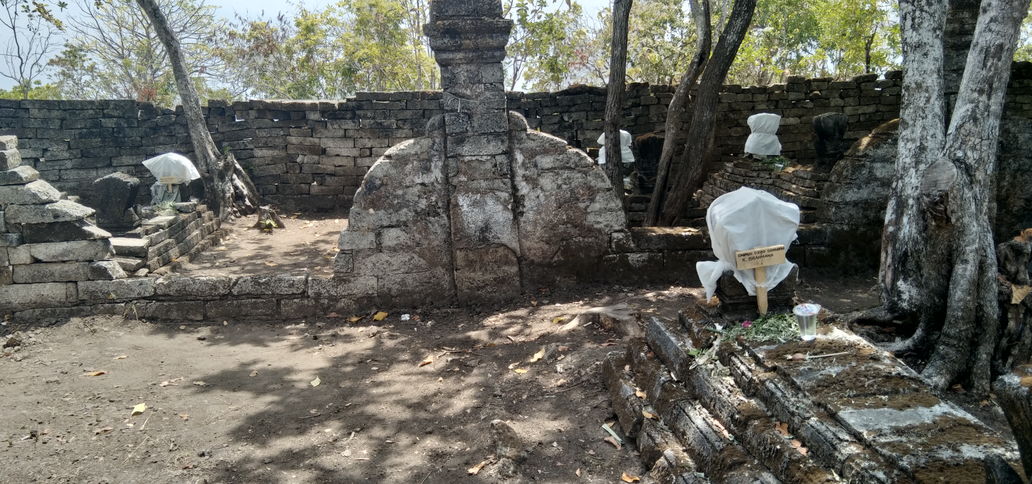 Kompleks Makam Raja dan Waliyullah di Sergang