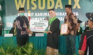 Aksi Melayani Pendidikan, BPRS Bhakti Sumekar Berikan Penghargaan kepada 6 Sarjana Berprestasi INKADHA Sumenep