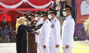 Bupati Achmad Fauzi Terima Penghargaan Lencana Jer Basuki Mawa Beya Emas dari Gubernur Jatim