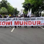 Bentangkan Spanduk ‘Jokowi Mundur’