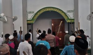 Kiai Desa di Sampang Ditusuk dalam Masjid