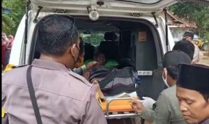 Berkat Bripka Khoirul Anam, Warga Tidak Mampu di Desa Rong Dalam Sampang Dapat Perawatan Medis