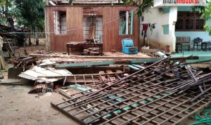 Hujan Deras Disertai Angin Robohkan Atap Rumah Warga di Tanjung Bumi Bangkalan