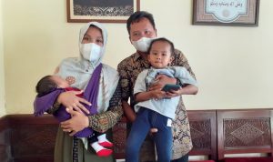 Pengabdian 7 Tahun di Pulau Kecil, Bidan Hadariah Diberi Hadiah oleh Bupati Sumenep