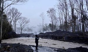 Semeru Kembali Erupsi, Lahar Dingin Bikin Relawan dan Warga Berlarian