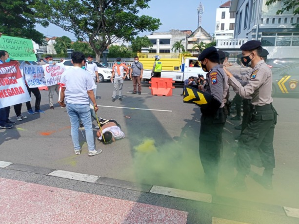 Mahasiswa di Mapolrestabes SurabayaÂ 