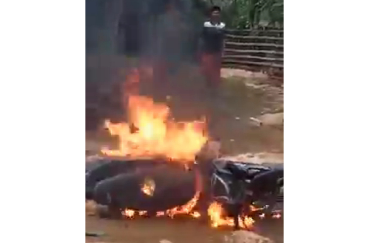 Viral Video Bapak-bapak Bakar Motor Anaknya karena Selingkuh