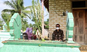 Menyambut Ramadan, Menkopolhukam Mahfud MD Nyekar ke Makam Orang Tuanya di Madura