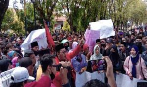 Demo Tuntut Keadilan Penembakan di Jalan Perum Bumi Sumekar Sumenep
