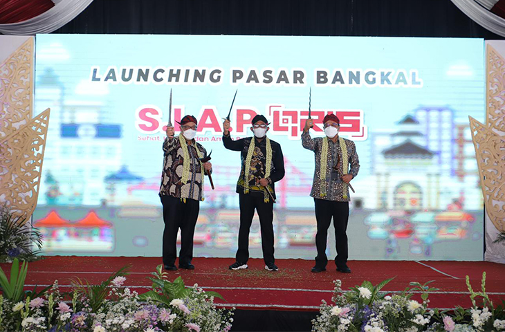 Bersama BI dan Bank Jatim, Bupati Sumenep Launching SIAP QRIS di Pasar Bangkal
