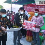 Bupati Achmad Fauzi Serahkan Subsidi Minyak Goreng di Pulau Giliraja