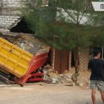 Breaking News: Dump Truck Seruduk Rumah Kadus Kebunan Sumenep. Sopir Terjepit Nunggu Evakuasi