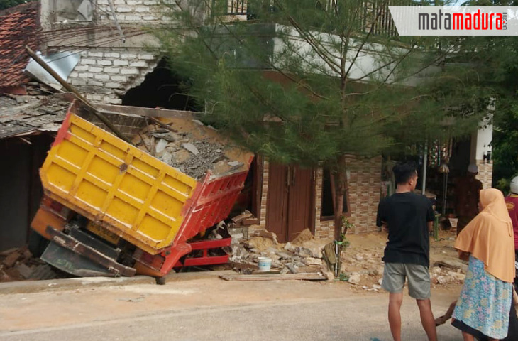 Dump Truck Seruduk Rumah Kadus