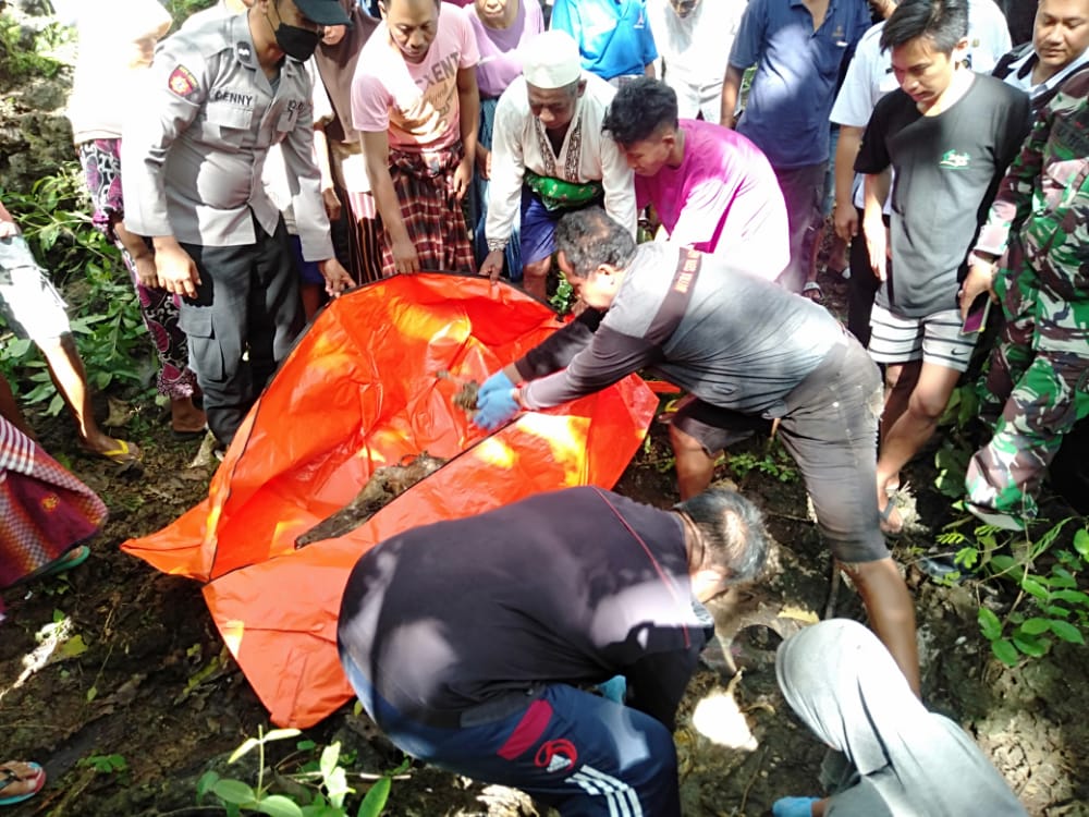 Mayat di Tengah Hutan Jati