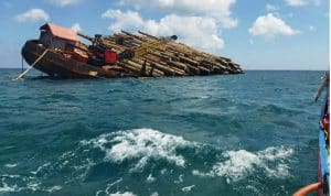 Kapal Tongkang Muat Ratusan Kayu Miring di Perairan Masalembu Sumenep