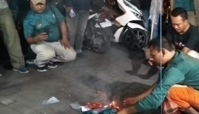 Dilarang Meliput Pembukaan POPDA XIV, Wartawan di Bangkalan Bakar Kaos dan ID Card