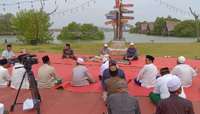 Pengajian Kitab Al-Hikam di Pantai Kasoghi: Renungan di Ujung Ramadhan