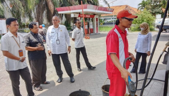 Marak Isu BBM Oplosan, Diskop UM dan Perdagangan Bangkalan Sidak  Sejumlah SPBU