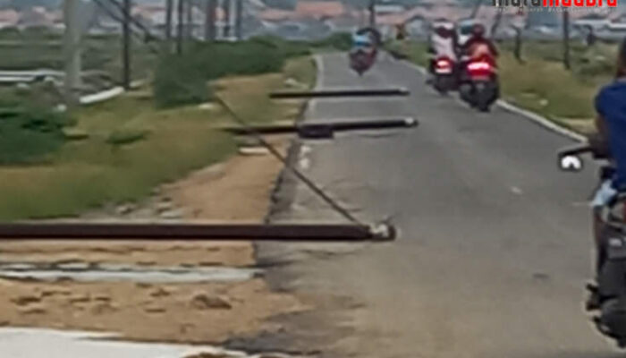 Sebelum Hujan Disertai Angin Kencang, Tiang Kabel Roboh di JL Raya Karanganyar Pinggirpapas