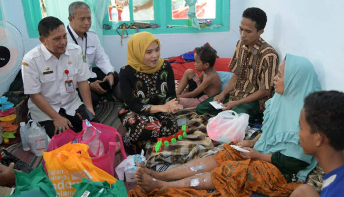Direktur BPRS Bhakti Sumekar Kunjungi Korban Ledakan di Kalianget