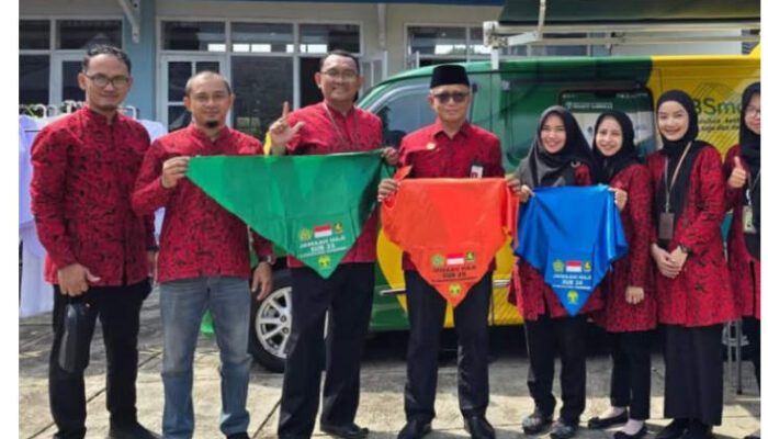 Syal Bermotif Logo Pemkab dan BPRS Bhakti Sumekar Warnai Keberangkatan Jamah Calon Haji Sumenep