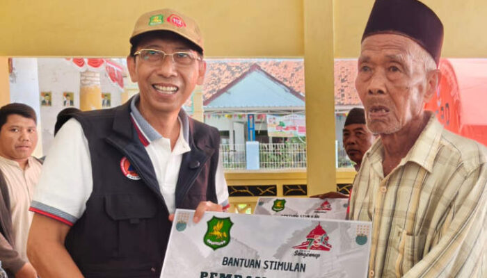 Salurkan Bantuan Perbaikan Rumah Korban Gempa Pulau Sapudi