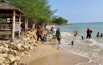 Pantai Pasir Putih Tlangoh