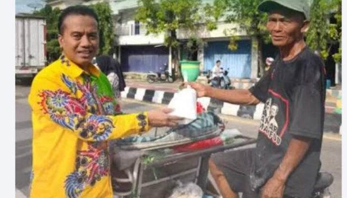 Direktur Bisnis BPRS Bhakti Sumekar Bagikan Takjil ke Abang Becak di Hari Pertama Ramadhan