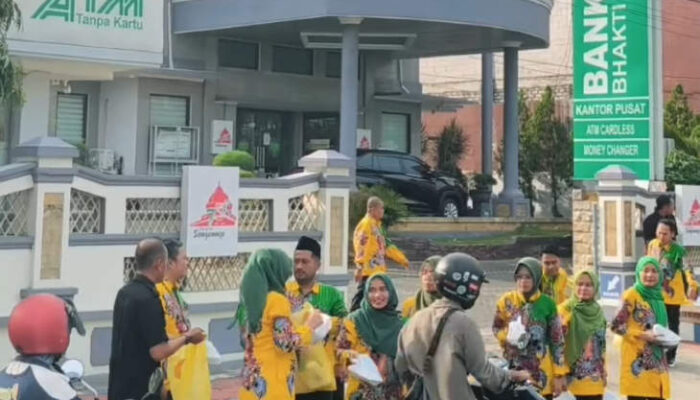 Hari Pertama Ramadhan, BPRS Bhakti Sumekar Bagikan Takjil ke Pengguna Jalan