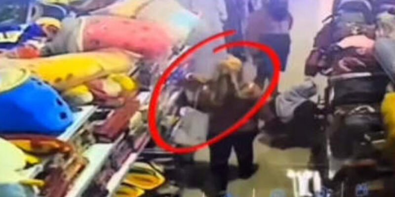 Detik-detik Emak-emak Curi Daster dan HP di Toko Sumenep, Aksi Terekam CCTV