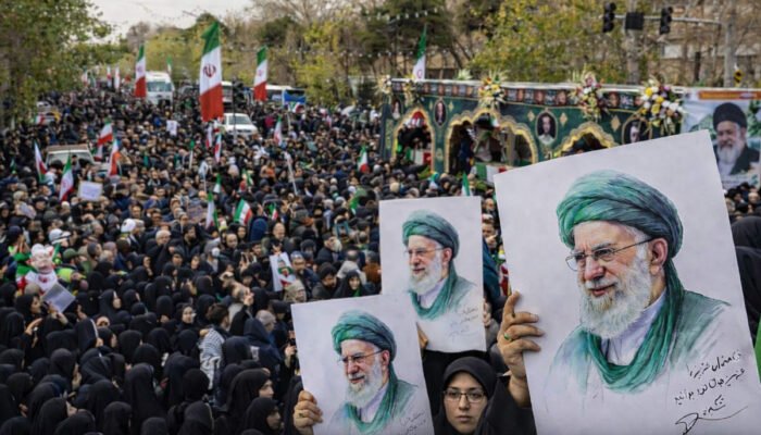 Puluhan Ribu Warga Padati Teheran Iringi Pemakaman Ali Khamenei 