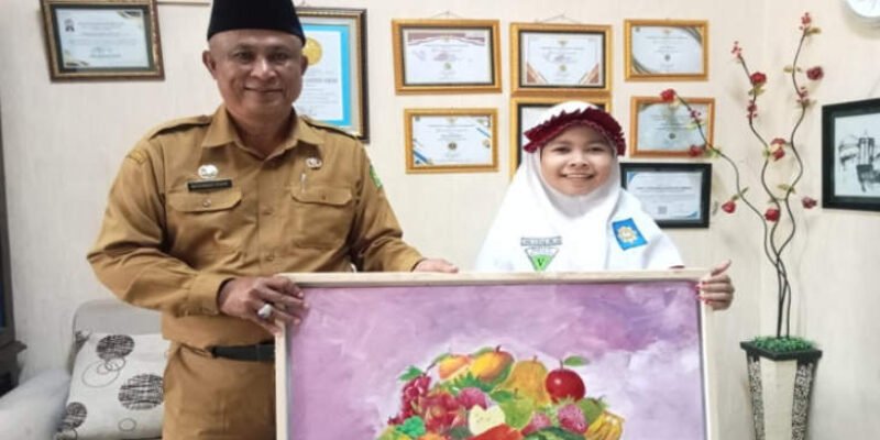 Kadis Pendidikan Sumenep Borong Karya Seni Siswi Berprestasi di Pameran Muda Mudi