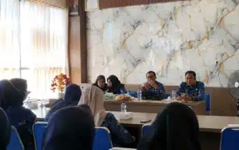 Menyeberang ke Sapudi, Tim Dinkes P2KB Sumenep Mengawal Langsung Pelayanan Kesehatan di Puskesmas Nonggunong