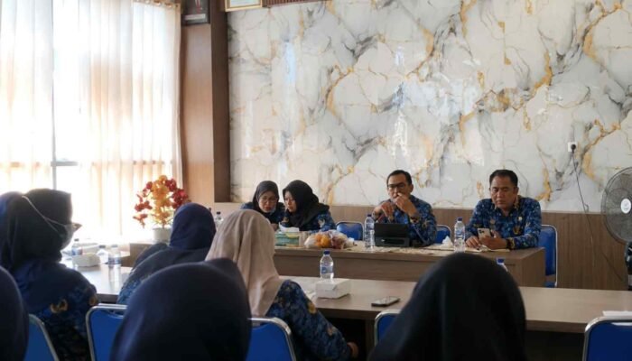 Menyeberang ke Sapudi, Tim Dinkes P2KB Sumenep Mengawal Langsung Pelayanan Kesehatan di Puskesmas Nonggunong