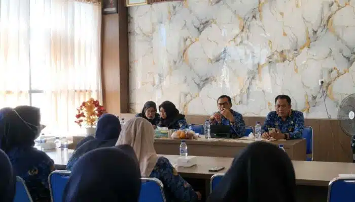 Menyeberang ke Sapudi, Tim Dinkes P2KB Sumenep Mengawal Langsung Pelayanan Kesehatan di Puskesmas Nonggunong