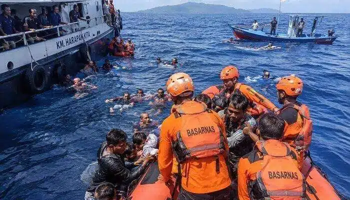 Berpacu dengan Waktu, 11 Kapal Sisir Laut Sumenep: Selamatkan Korban KMP Mutiara Sentosa 2